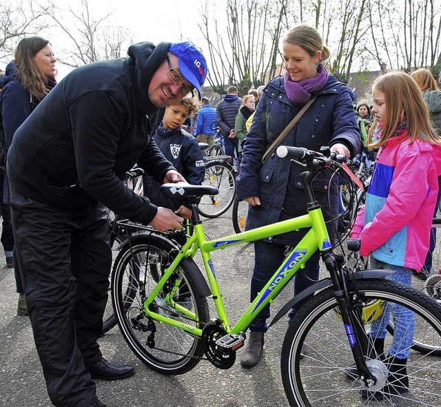 Thomas Bayer, Mitglied der IG Velo und... die Sattelhhe passend einzustellen.   | Foto: SEDLAK