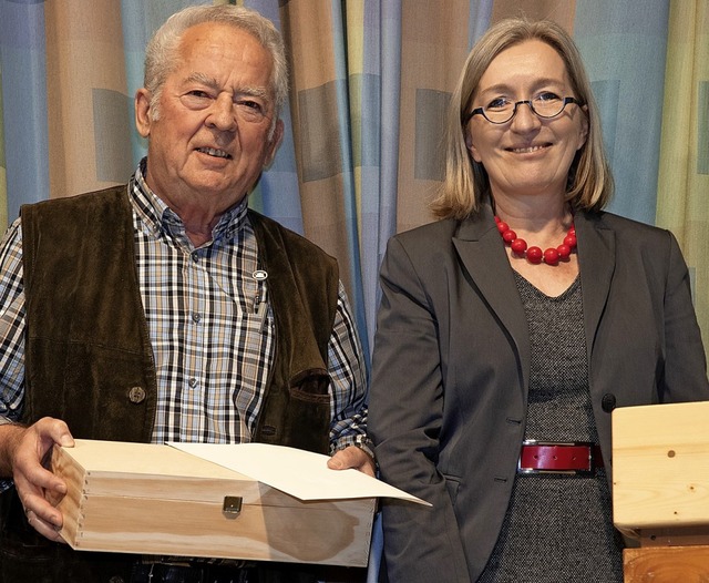 Mit der Landesehrennadel und dem Ehren...adt wurde Peter Ehrler ausgezeichnet.   | Foto: Volker Mnch