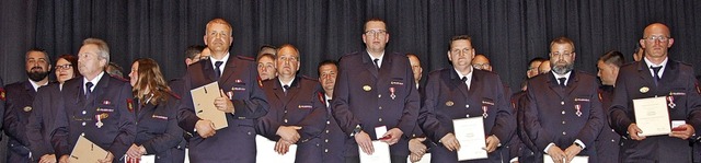 Das Feuerwehrehrenzeichen in Gold  bek... Michael Strohmeier und Frank Brgin.   | Foto: Frey