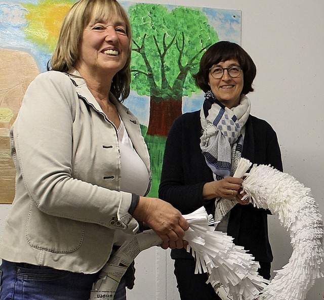 Gaby Porten, Claudia Kaiser und weiter...fnf Meter hohe Palmbume zu fertigen.  | Foto: Cornelia Liebwein