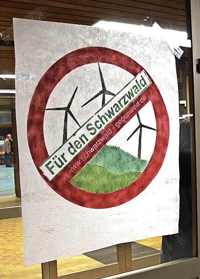 Ein Anti-Windkraft Plakat an der Mehrzweckhalle in  Tegernau  | Foto: Stefan Ammann