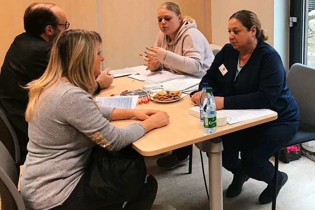 Beim Jobforum kamen deutsche Arbeitgeb... franzsischen Bewerbern ins Gesprch.  | Foto: Jill Kppe-Ritzenthaler