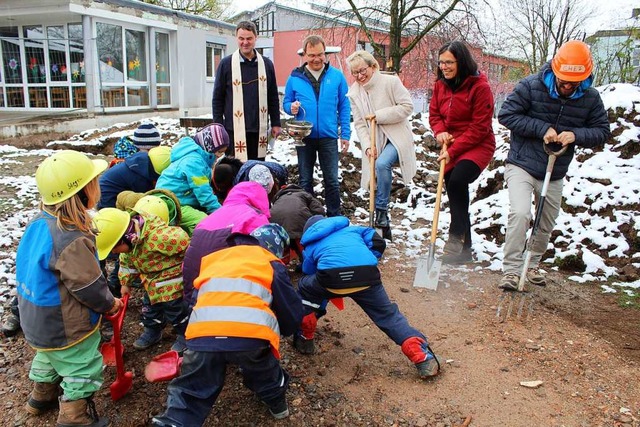 Die Kinder gruben beim Spatenstich wil... und Matthias Kleindienst (von links).  | Foto: Erich Krieger