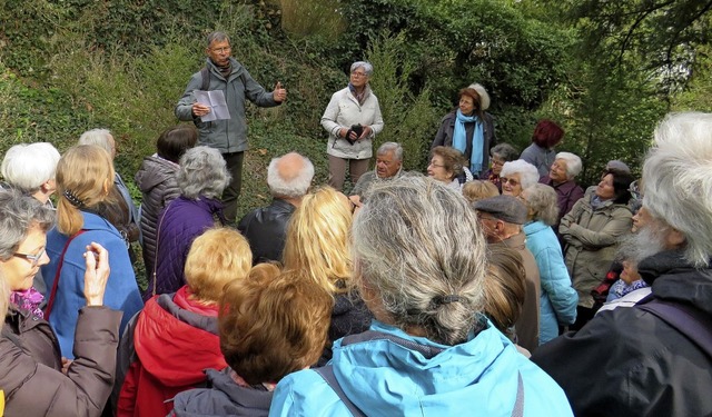 Bei den 3000 Schritten bot Bernhard Me...ionen  zum Thema Bume und Strucher.   | Foto: Claudia Gempp