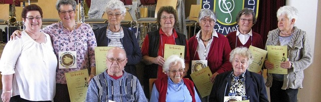 Die Geehrten (von links) vorne: Josef ...midt und Irmgard Kpfer (Riggenbach).   | Foto: Ulrike Spiegelhalter