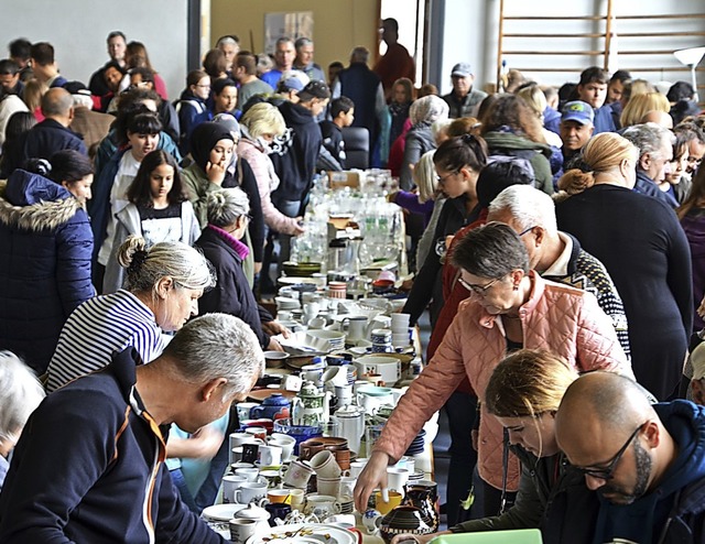 Volle Tische, volle Halle: der Mengener Verschenkemarkt   | Foto: Maier