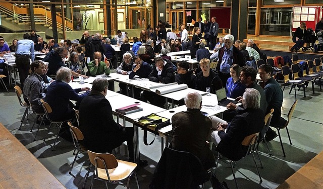 An den Thementischen wurde gemeinsam ...m Klimaschutz in Waldkirch diskutiert.  | Foto: Stadt Waldkirch