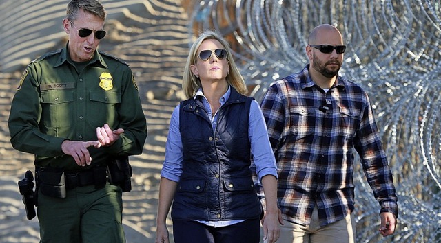 Kirstjen  Nielsen bei einem Besuch der Grenze bei San Diego   | Foto: AFP