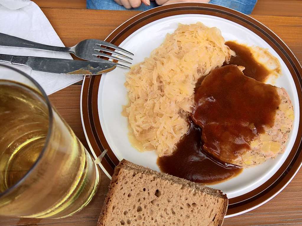 Muss man probiert haben: Pflzer Saumagen mit Sauerkraut und Brot sowie einem Schoppen (halber Liter Weinschorle)