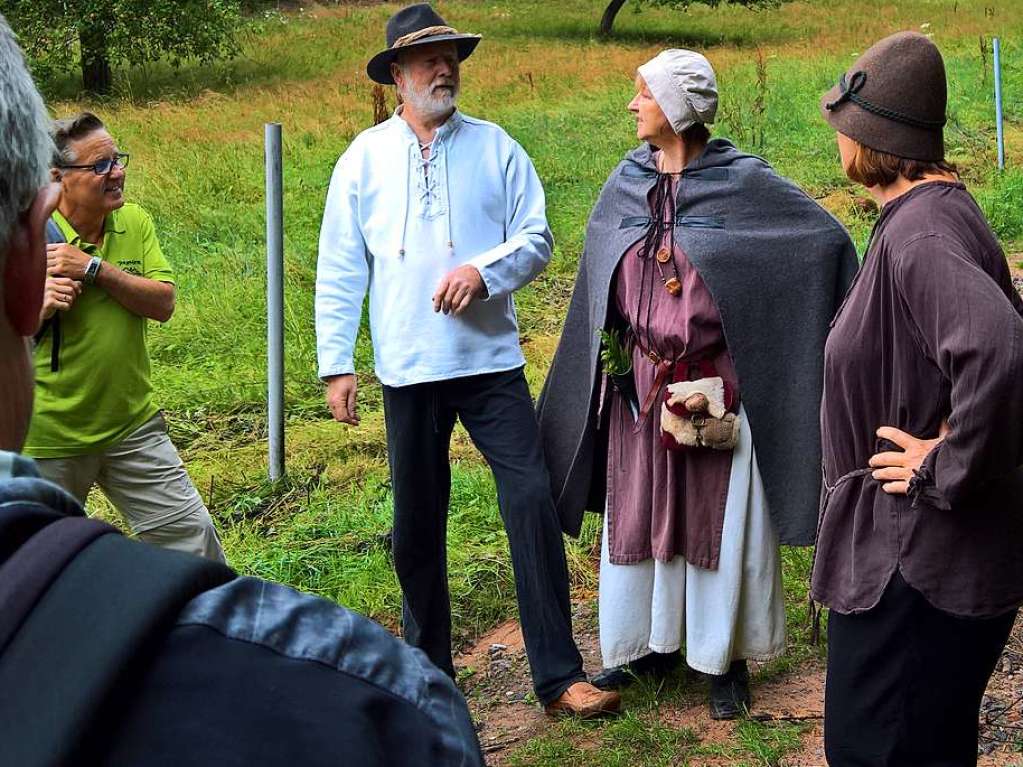 Geschichten von frher: Sagenerzhler vor Burg Berwartstein