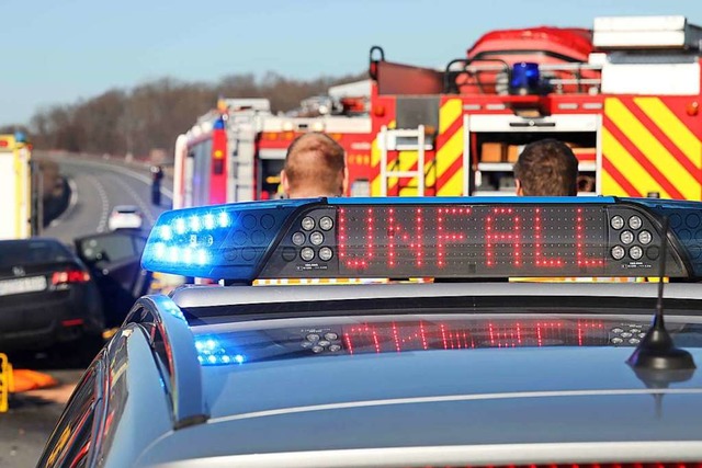 Erneut kam es zu einem Auffahrunfall a...astwagenstaus auf der A5 (Symbolbild).  | Foto: dpa