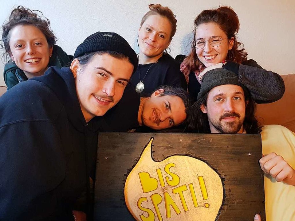 Sechs Mitglieder des Kollektivs von &#...rnreich und rechts daneben Anaïs Moll.  | Foto: Bis Späti