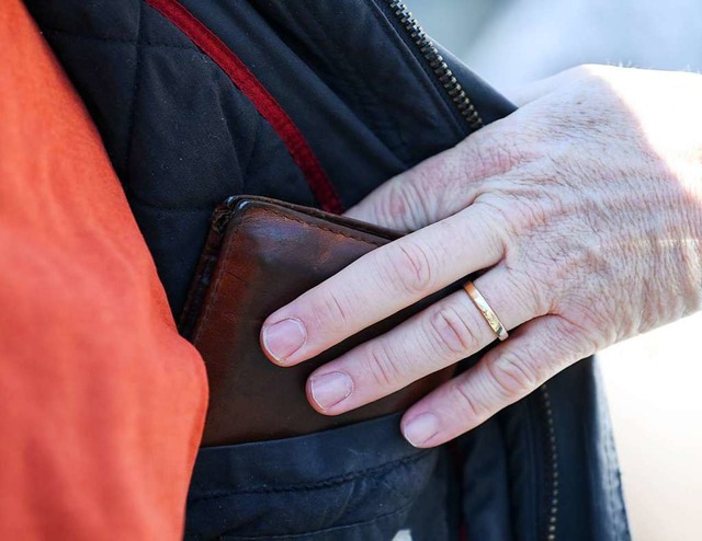 Ein Dieb war in Heitersheim in einer Firma unterwegs (Symbolbild).  | Foto: dpa