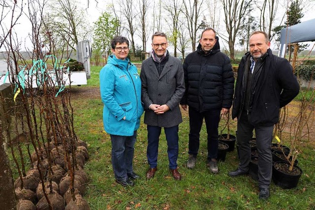 Annerose Deusch, Markus Ibert, Hartmut... dem alten Langenwinkler Friedhof vor.  | Foto: Christoph Breithaupt