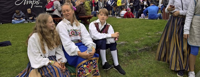 Eine Kultur- und Erlebnisreise zum Sn...it ihren Kindern in estnischer Tracht.  | Foto: Privat