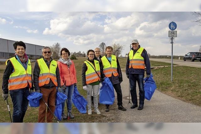 Freiwillige Helfer sammeln Mll von anderen ein