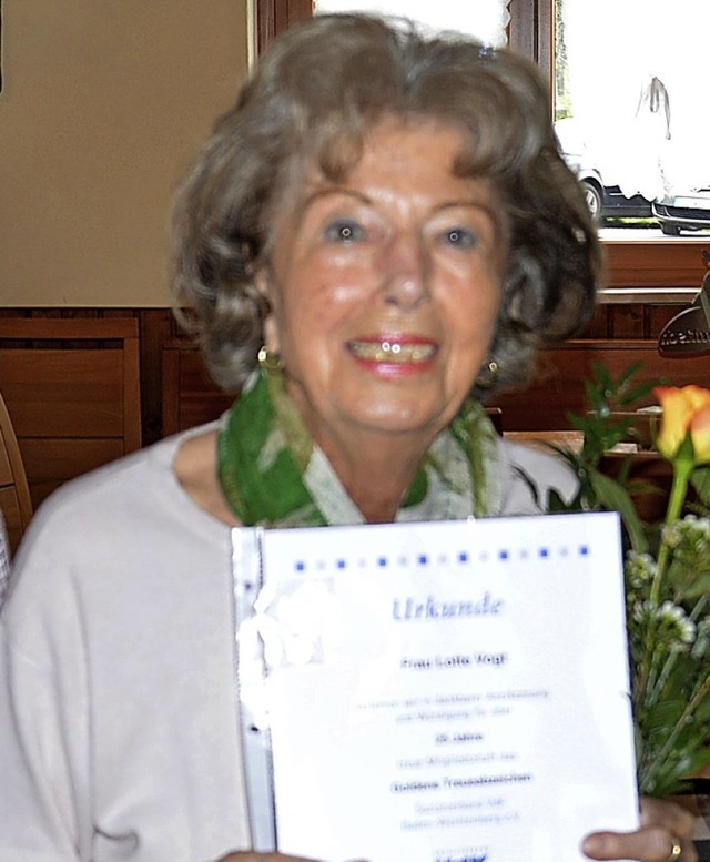 Seit 25 Jahren ist Lotte Vogt im VdK. ...rtsverbands Steinen-Hllstein geehrt.   | Foto: Diehl