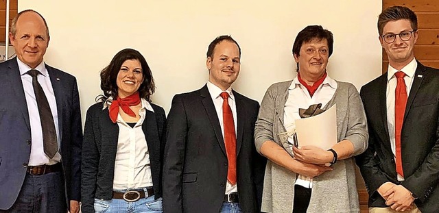 Elvira Butz (Zweite von rechts) freut ...ian Lffler (von links) gratulierten.   | Foto: Privat