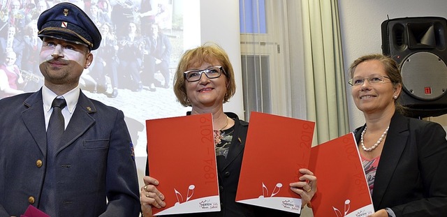 MV-Vorsitzender Stefan belin, Ortsvor...(rechts) prsentieren die Festschrift.  | Foto: Horatio Gollin