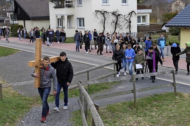 Jugendliche gehen kumenischen Kreuzweg in St. Blasien