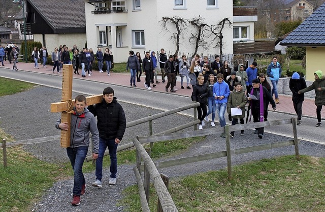 Die Jugendlichen mit dem Holzkreuz an ...pe durch die Straen von St. Blasien.   | Foto: Cornelia Liebwein