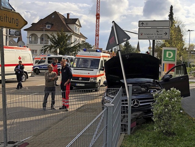 Rettungskrfte und Polizei waren mit g...nfallstelle in der Freiburger Strae.   | Foto: Feuerwehr Bad Krozingen