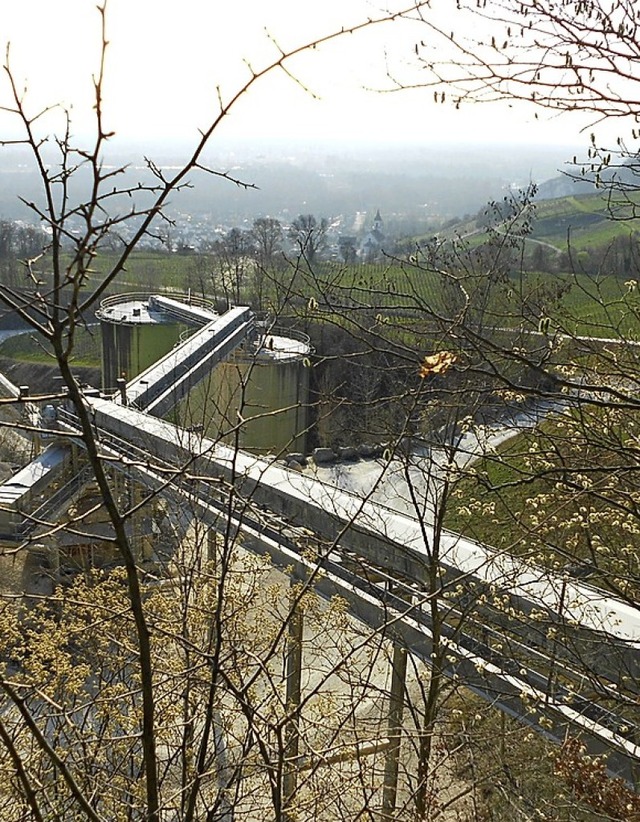 Kalkstein gelangt per Frderband vom S... Stelle  soll es nun  verlegt werden.   | Foto: Archivbild: LANGELOTT