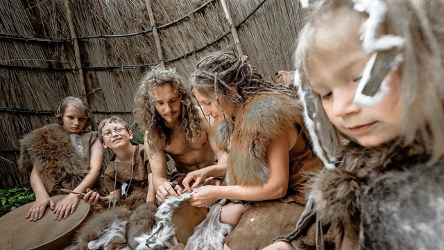 So sah unser Leben frher aus: eine Familie im Steinzeitpark Dithmarschen.   | Foto: dpa