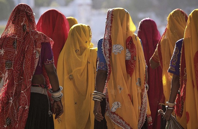 Traditionelle Saris und Smartphones si...men der Frauen  gewinnen an Bedeutung.  | Foto: Winfried Rusch - stock.adobe.com