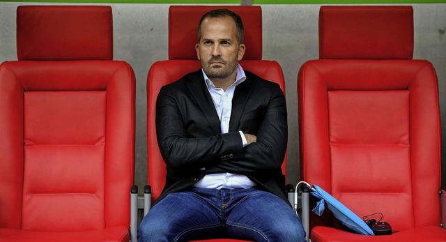Sein rechter Platz ist leer, sein link...sburgs bisheriger Trainer Manuel Baum   | Foto: AFP