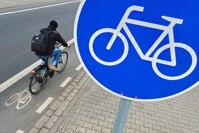 Oft fhlen sich Radfahrer auf schmalen Radwegen nicht sicher.   | Foto: DPA