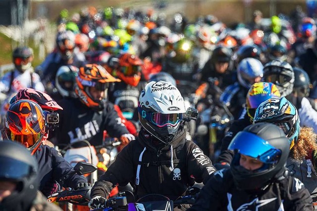 So wie beim Saisonauftakt der Motorrad...auf den Straen nicht gefahren werden.  | Foto: dpa