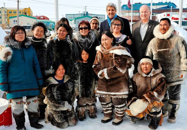 Auf diesem Foto von 2015 sind einige k...t in traditioneller Kleidung zu sehen.  | Foto: Denis Drever/Arctic Council (dpa)