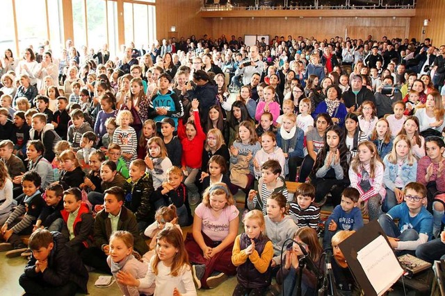 Schler, Lehrern, Eltern und Ehemalige: Alle feierten gemeinsam in Btzingen.  | Foto: Mario Schneberg