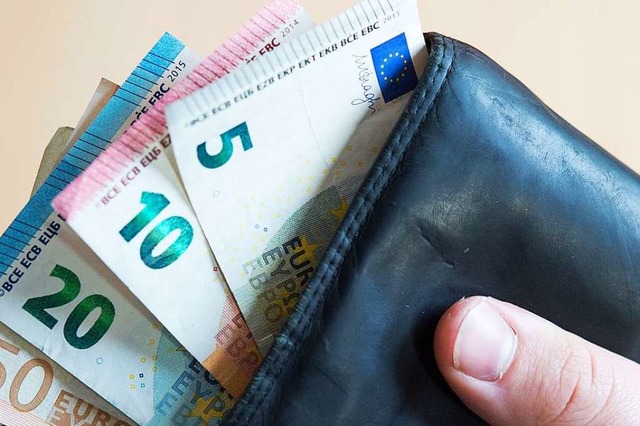 Einen Geldbeutel stahlen Unbekannte in einer Kneipe in Lrrach (Symbolbild).  | Foto: dpa