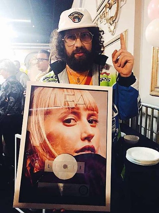 Sebastian Moser mit seiner  Platinplatte  | Foto: We Publish Music