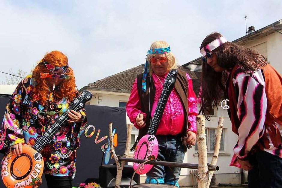 Fröhlich, bunt und fantasievoll präsentierten sich die Gruppen beim großen Umzug durch die Altstadt von La Vôge les Bains. (Foto: Uli Spielberger) Fröhlich, bunt und fantasievoll präsentierten sich die Gruppen beim großen Umzug durch die Altstadt von La Vôge les Bains. (Foto: Uli Spielberger)