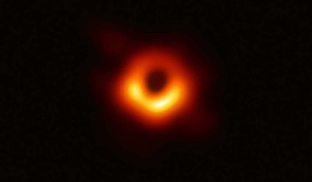 Das erste Bild eines Schwarzen Lochs, ...einem flammend orangeroten Lichtring.   | Foto: AFP PHOTO / EUROPEAN SOUTHERN OBSERVATORY