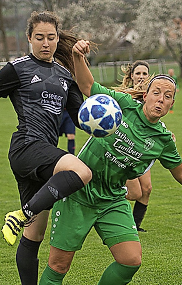 <BZ-FotoAnlauf>Frauenfussball:</BZ-Fot...inks) verlor gegen Primus St. Georgen.  | Foto: vfma