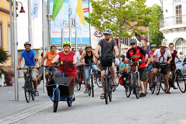 Etwa zwei Dutzend Radfahrerinnen  und ... auf ihre Rechte aufmerksam zu machen.  | Foto: Christoph Breithaupt