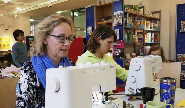 Erstmals konnte man in der Stadtbibliothek zusehen, wie Morsbags genht werden.   | Foto: Jutta Geiger