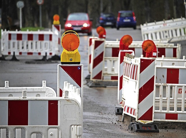 Die Sonnhaldenstraen ist an mehreren ...ereich vor der Rehaklinik abgesperrt.   | Foto: Guy Simon