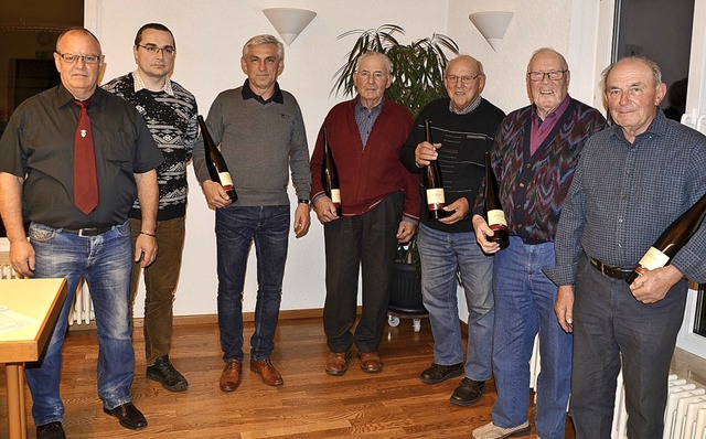 Der Vorsitzende Rainer Vogel (links) e...gesangvereins &#8222;Frohsinn&#8220;.   | Foto: Roland Vitt