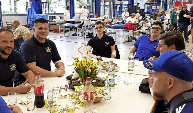 Helfen ist Ehrensache: Die grten Spe...n die Umkircher Feuerwehr und der VfR.  | Foto: Julius Steckmeister