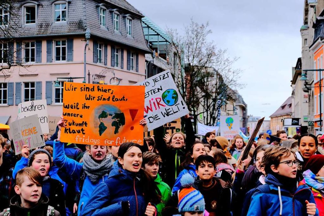 In Lörrach demonstrieren Schüler im März für einen besseren Klimaschutz.   | Foto: Ansgar Taschinski