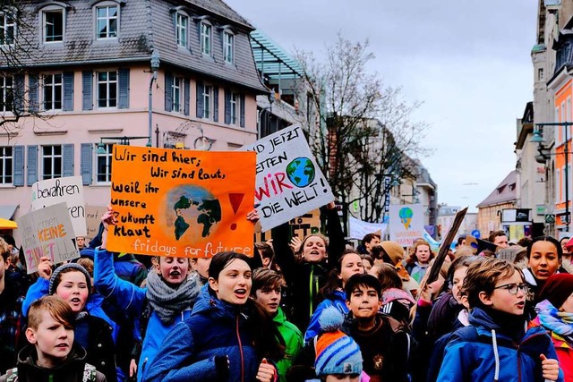 In Lrrach demonstrieren Schler im Mrz fr einen besseren Klimaschutz.   | Foto: Ansgar Taschinski