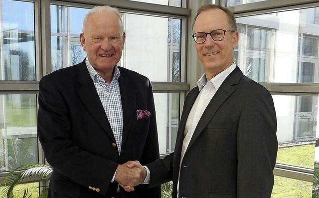Jo Schraeder (links) dankt Ralf Dieter...tus, fr die Spende des Unternehmens.   | Foto: Printus