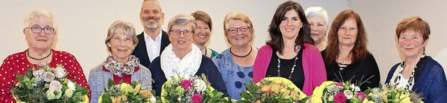 Beim Frauenchor Eimeldingen wurden tre...erte von rechts) gratulierten  ihnen.   | Foto: NatascHa lapp