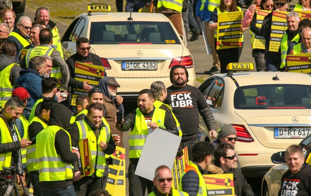 Stehen statt fahren: Taxifahrer demonstrierten in Dsseldorf.   | Foto: dpa