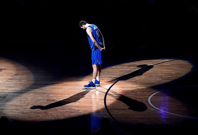 Dirk Nowitzki nach seinem letzten Heimspiel in Dallas  | Foto: dpa